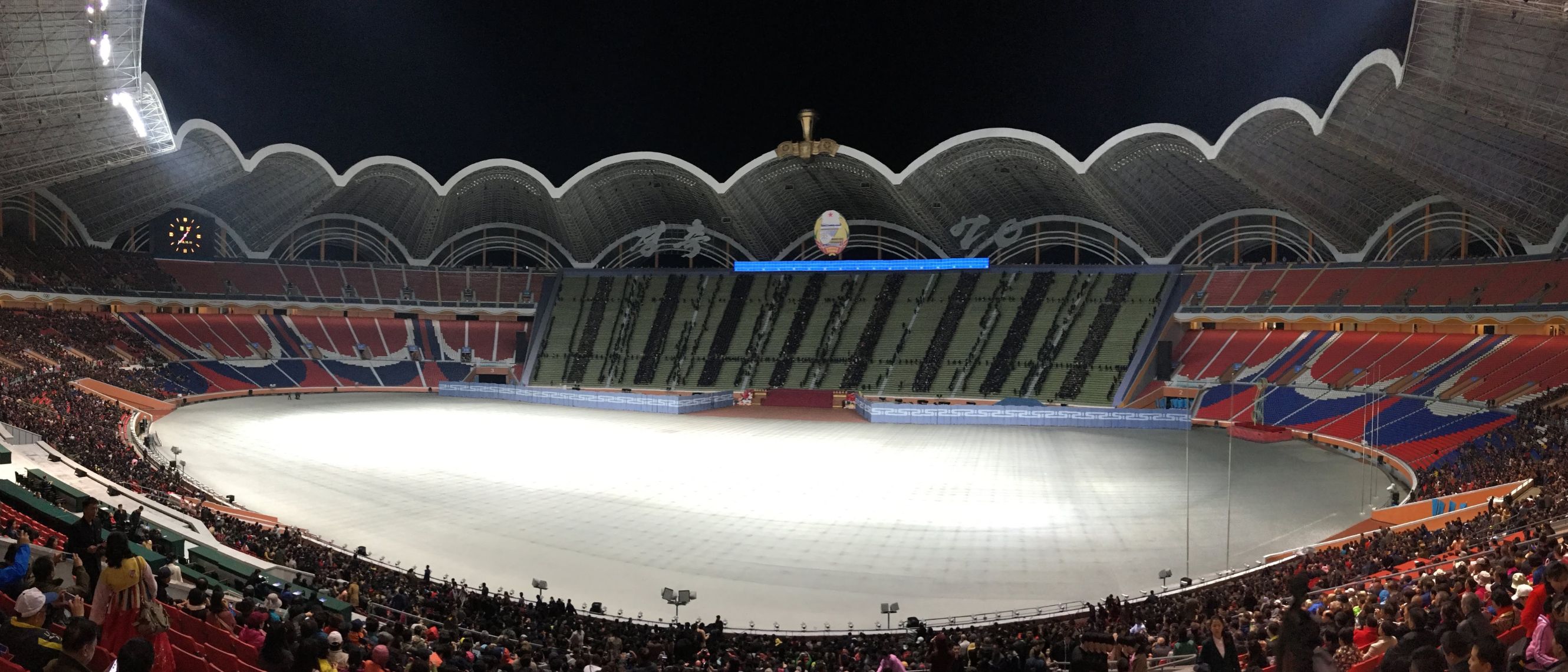 Verdens storste fotballstadion innsiden 1024x439
